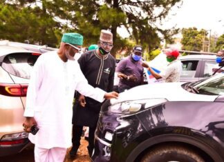 Akeredolu present cars to House of Assembly members in Ondo
