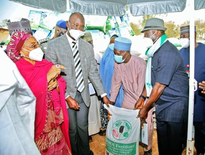 Governor Sule distributes 300 metric tons of fertilizer for dry season farming