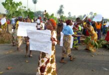 Ovrode community blocks Ughelli/Asaba expressway protesting govt neglect