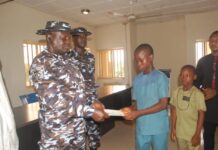 Nasarawa: Police presents N61 million cheques to deceased Officers’ families