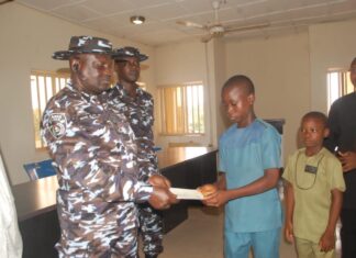 Nasarawa: Police presents N61 million cheques to deceased Officers’ families